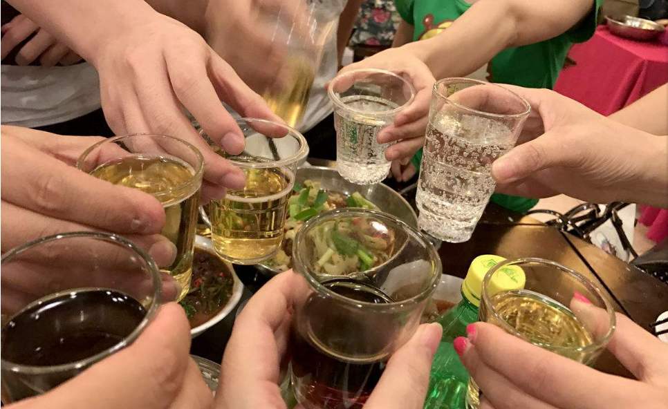 【适量饮酒,快乐生活】人们都是因为什么原因喝酒?